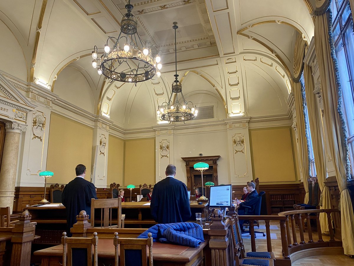 anineki's tweet photo. Lytter til sivil ulydighetsargumenter med innestemme inne i Høyesterett akkompagnert av sivil ulydighetsargumenter med utestemme utenfor. https://t.co/SgkS8Q63uq