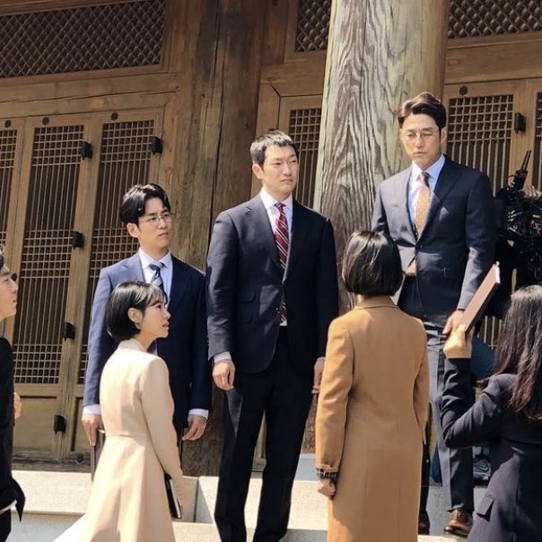 네, 대행님. 부르셨다고 하셔서……아, 토요, 일에… 등산, 이요? 오, … 장관이랑요. 예…… 저도 같이……예.