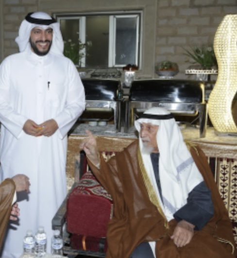 راح كساب الجمايل راح مفرود الطبوع 
راح الي مايحسب كثرها من قلها 

الرقاب تنكسله و اللحه تقطر دموع
والحزن خيم علي قصور العرب واحتلها

يوم صلينا عليه بلا سجود ولا ركوع
كني مصلي على أمة محمد كلها