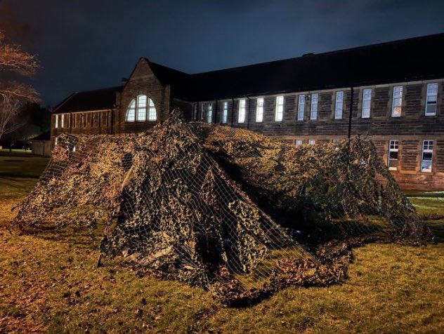 Camouflage: Noun; the disguising of military personnel, equipment, and installations by painting or covering them to make them blend in with their surroundings.

Last night, E Sqn in #Edinburgh were doing just that. 

#BritishArmy #LtCav #Thursday  #training