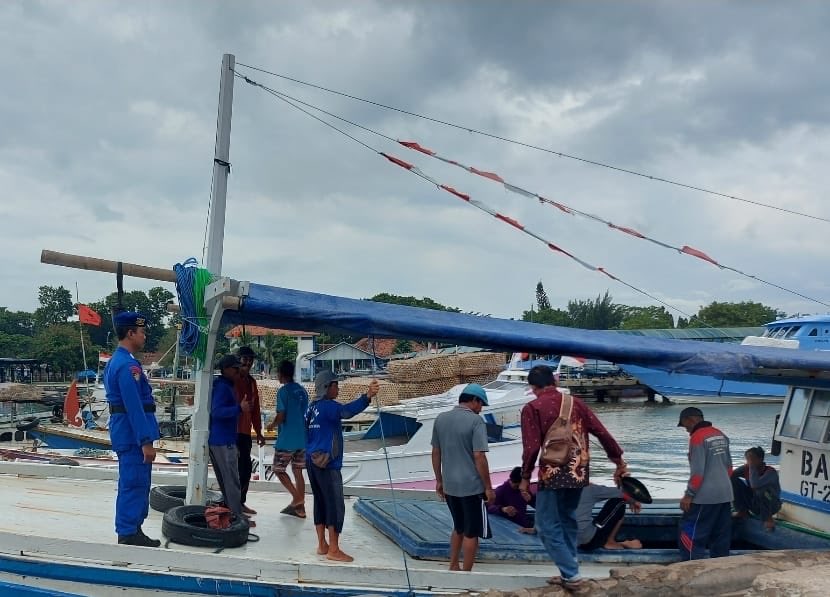 PolairJateng's tweet photo. KP IX 2008 

● Melaksankan Pam terhadap kapal kapal masyarakat nelayan  tradisionaldan barang yang  berilindung  dan aktifitas di pelabuhan Kartini Jepara karena cuaca Exstrim. https://t.co/kADdpOMQ82