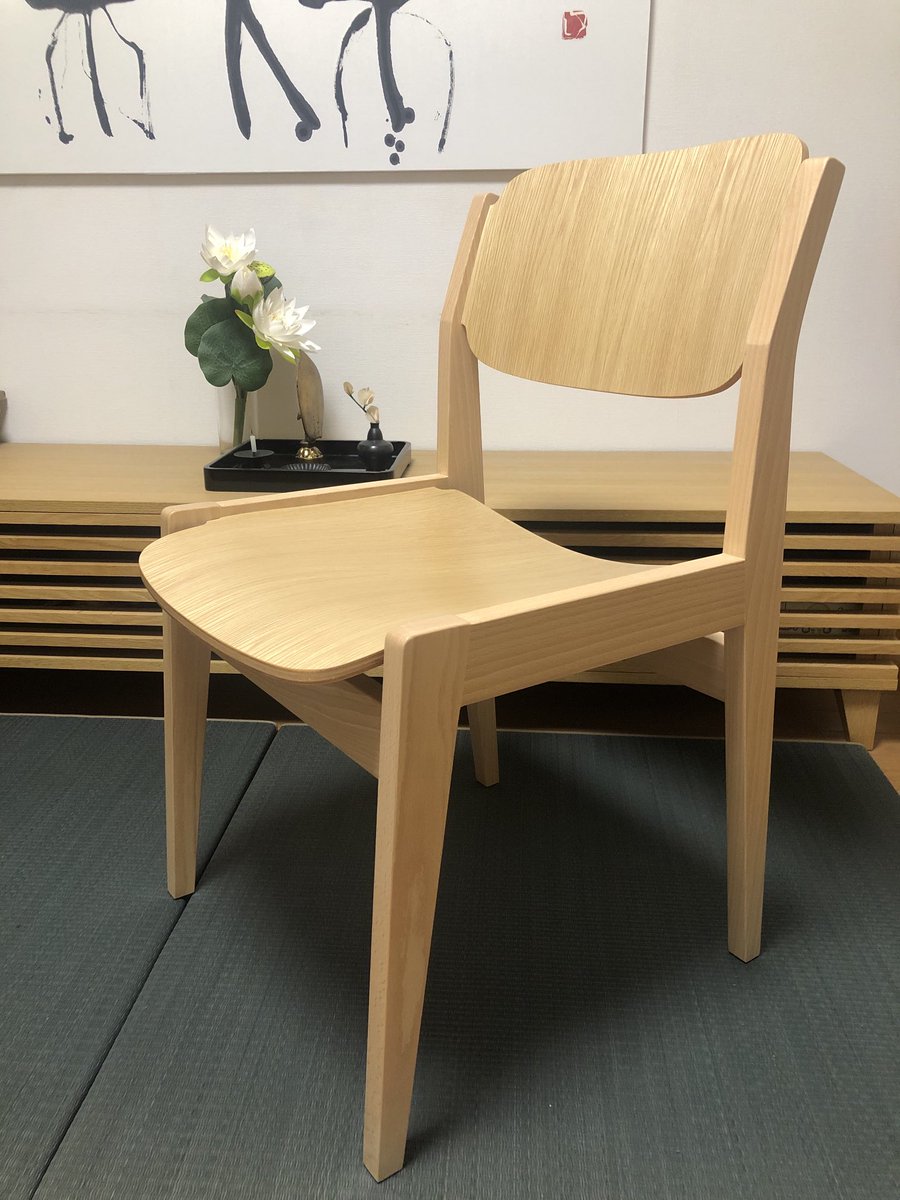 TtauqljvXx4zRle's tweet image. 水之江忠臣のブックチェア。　もともとこの椅子は神奈川県立図書館で使われる為にデザインされたものでブックチェアの愛称もそのことからつけられている。　　無垢材で作られた脚部に三次曲面の成形合板の背と座の組み合わせから成る。

＃水之江忠臣　＃ジャパニーズモダン　#bookchair
＃天童木工