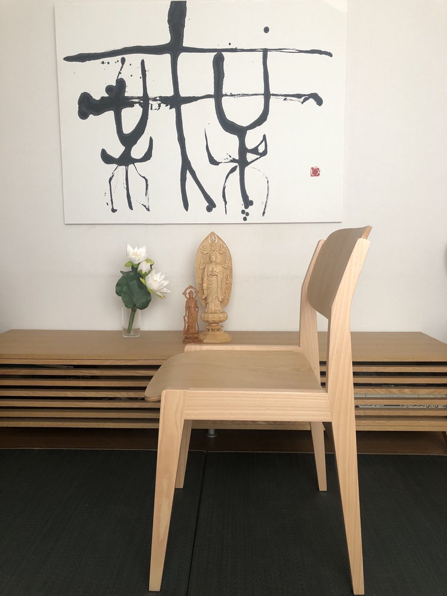 TtauqljvXx4zRle's tweet image. 水之江忠臣のブックチェア。　もともとこの椅子は神奈川県立図書館で使われる為にデザインされたものでブックチェアの愛称もそのことからつけられている。　　無垢材で作られた脚部に三次曲面の成形合板の背と座の組み合わせから成る。

＃水之江忠臣　＃ジャパニーズモダン　#bookchair
＃天童木工