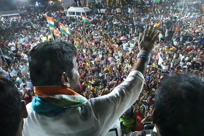 HathJodoYatraTS's tweet photo. మారని మన బతుకులు...త్యాగాల తెలంగాణ రాష్ట్రంలో 
కాంగ్రెస్ పార్టీని గెలిపిస్తే...తెలంగాణ తల్లి సోనియమ్మ రుణం తీర్చుకుంటం.

@revanth_anumula @INCTelangana 
#YatraForChange #HaathSeHaathJodo https://t.co/X7810vJAAo