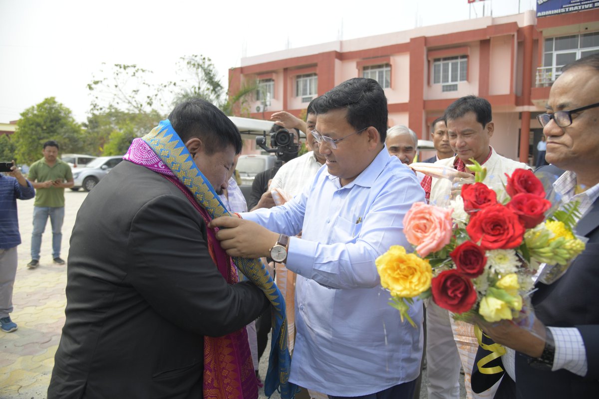 bikf2023's tweet photo. Hon’ CEM of BTR Shri @PramodBoroBTR warmly welcomed Hon’ Minister of Agriculture, Govt of Assam, Shri @ATULBORA2 to the Valedictory Session, on Day 4 of #BIKF2023. https://t.co/G5dgDR7Tji