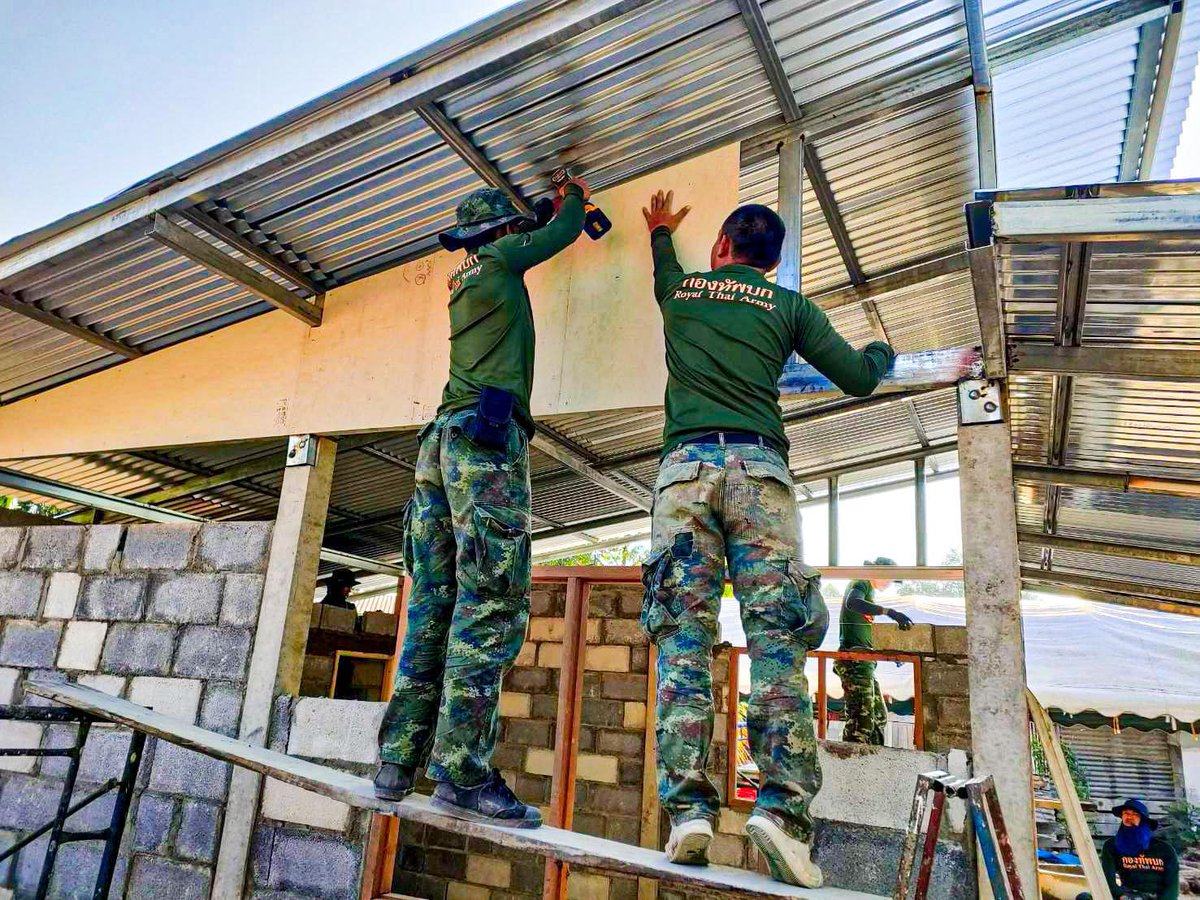 army2pr's tweet image. ร.8 พัน.3 ร่วมกับ กองทุนฟื้นฟูสมรรถภาพจังหวัดหนองบัวลำภู ดำเนินการก่อสร้างที่อยู่อาศัยให้กับครอบครัวผู้พิการ ในพื้นที่รับผิดชอบของหน่วย ให้กับครอบครัวของ นางเหรียญ ภูตาบผา ณ บ้านเลขที่ 86 หมู่11 ตำบลหนองแก อำเภอศรีบุญเรือง จังหวัดหนองบัวลำภู
#ทหารพระราชาดูแลประชา