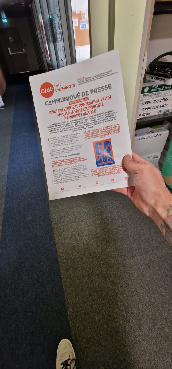 CFDTCheminotIDF's tweet photo. 64 ans c'est NON 👊🏾
En direct de la Direction #LigneB, Christophe, @lambertdeborah6 @fredbell75 échangent avec les salarié(e)s @GroupeSNCF @RERB sur l'importance de se mobiliser le 7 Mars et de ne rien lâcher. On est là 💪🏽 https://t.co/XTK1zBO3B0