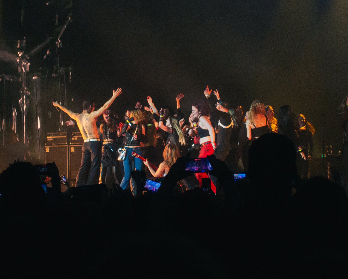 sterrestardust's tweet photo. @thisismaneskin looking sexy on stage last Monday in Amsterdam Ziggo Dome #LoudKidsTour https://t.co/fsMfqNDqIw