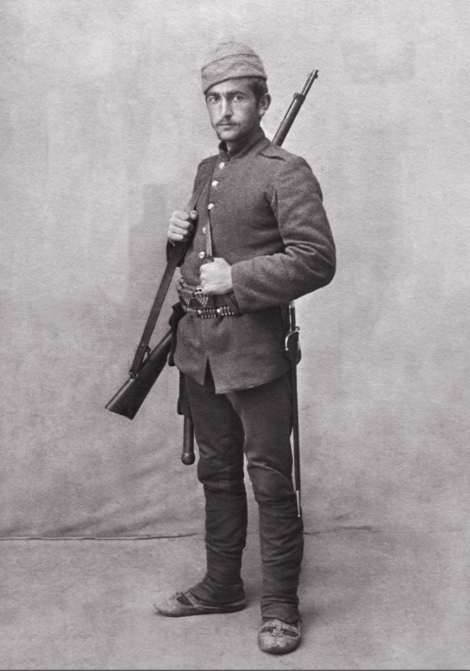 Bakü'yü Ermeni, İngiliz ve Rus işgalinden kurtaran Kafkas İslâm Ordusu Komutanı Nuri (Killigil) Paşa'nın Makedonya'da bulunduğu sıralarda çekilen bir fotoğrafı.