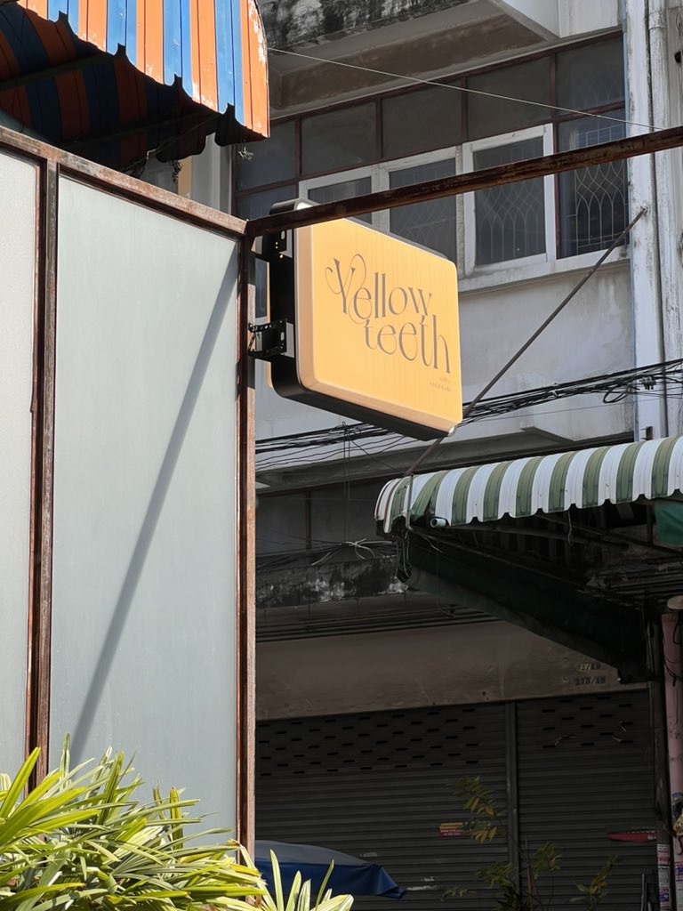 afewifound's tweet photo. เมนูน้อยแต่อร่อยทุกเมนู yellow teeth ลาดพร้าว49 ชอบความแก้วที่เห็นแล้วต้องหยีฟันตาม จริงๆร้านนี้ชอคโกแลตอร่อยเลยแวะมา สรุป dirty coffee choco 110.หอมเปลือกยูสุ กาแฟไม่เข้มเกิน นมนัวๆ เราสั่ง dark choco 90. ราคาดีอร่อยไม่เข้มมาก มีที่จอดรถหลังร้าน ร้านสวยเลย @aroii #อร่อยบอกต่อ https://t.co/uGyE2xOe74