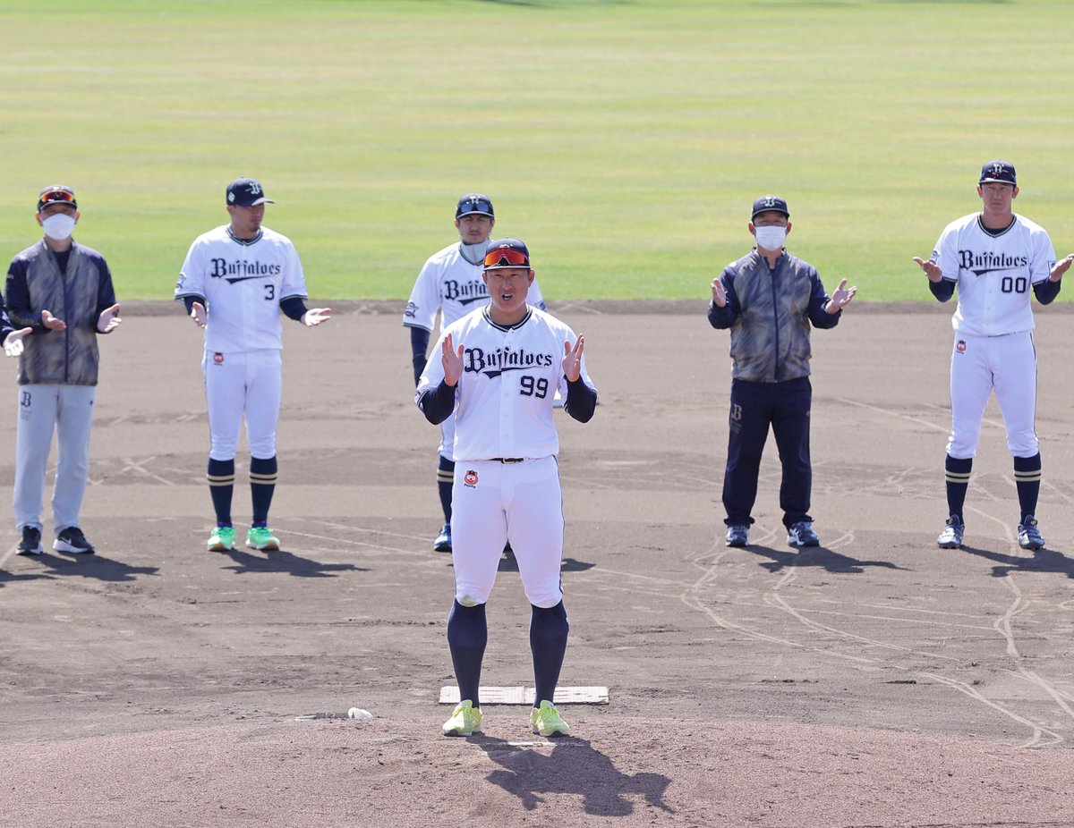 hochi_orix's tweet photo. #ラオウ さん(#杉本裕太郎 選手)の手締めで宮崎春季キャンプを打ち上げたオリックスナイン👐
#Bs2023 #ORIX #MYZ23 #宮崎 https://t.co/iWi4ydl6S3