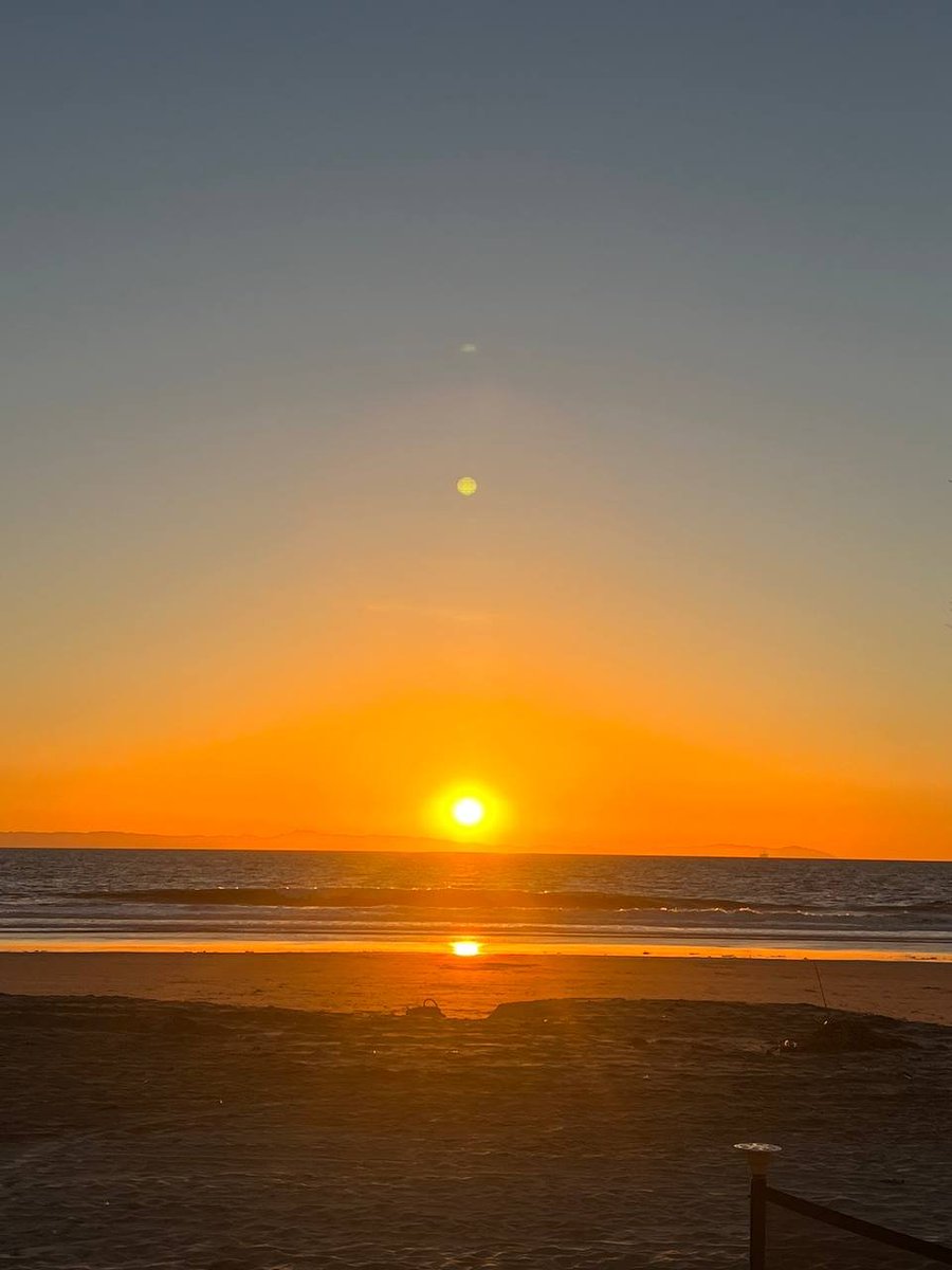 I want to watch the sunset with you and only talk about the breeze and sunset