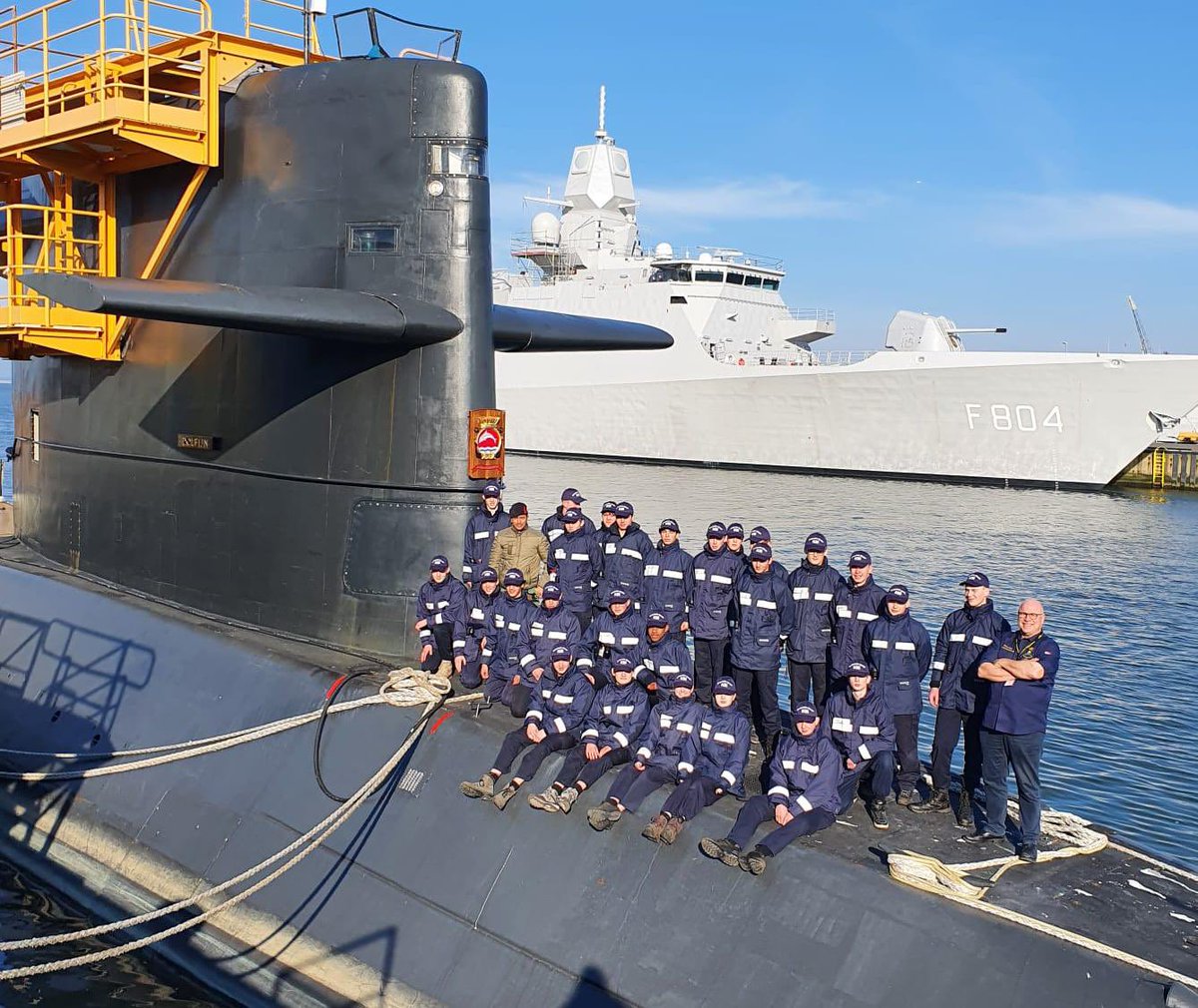 ozd_czsk's tweet photo. Deze week zijn er weer “snuffelstages” en natuurlijk hoort daar een rondleiding van @ROnderzeedienst bij aan boord van https://t.co/snEAUSkpdT. Dolfijn.
#koninklijkemarine⚓️
#onderzeedienst🐬🇳🇱
#zrmsdolfijn
#veva
#emmv https://t.co/9u8Op2TA33