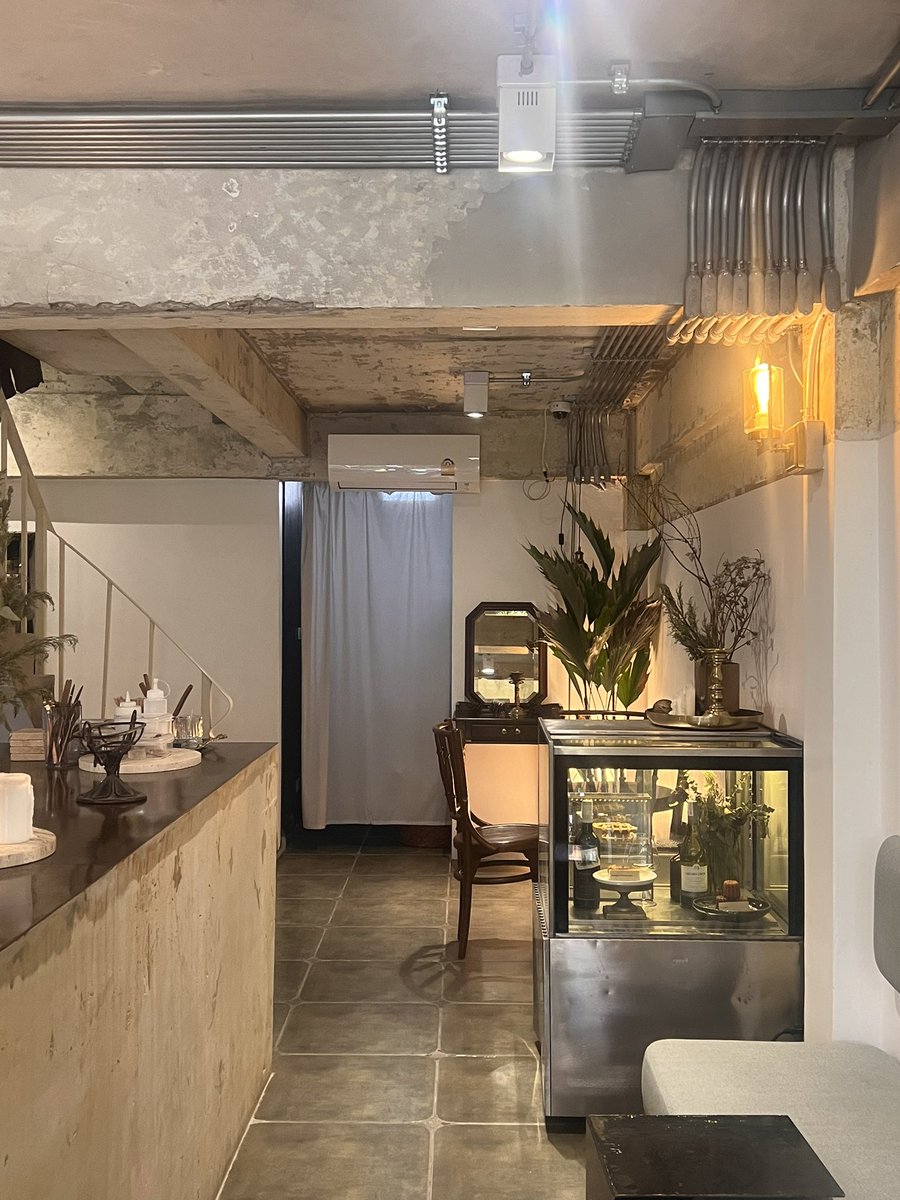 afewifound's tweet photo. ร้านออกแนว industrial loft ชิวๆ ปล. เขาอาจจะทำเมนูช้านิดนึง คนใจร้อนต้องใจเย็นหน่อยน้า เมนูขนมเรามาวันธรรมดาก็จะไม่เยอะมาก ในตู้มี canele 60. ชีสเค้กหน้าไหม้ ที่แน่นครีม หนักนัว 135. @CAFETELLER @CafeStoryTH https://t.co/iIuwUcmazt