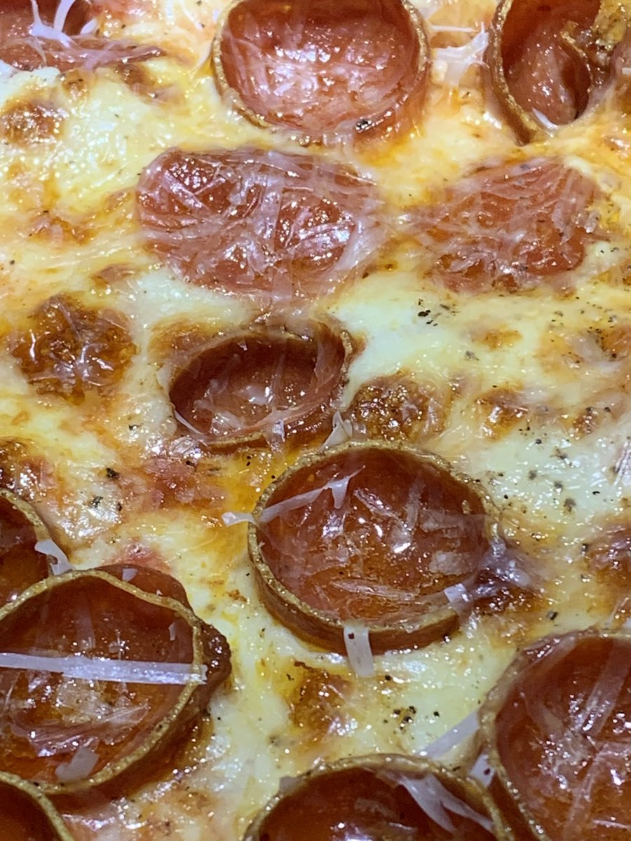 IAmBlakeDerrick's tweet photo. I finally live above a pizza joint. Life is good, Twitter people. #🍕 https://t.co/H1mPJbMQyK