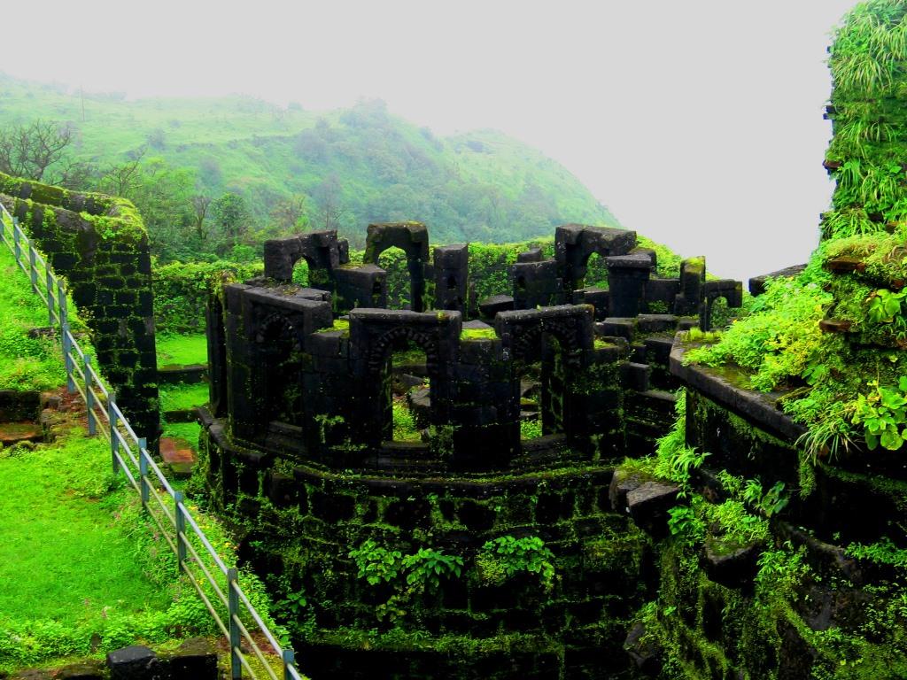 saurabh91121's tweet photo. Conspiracy encroachment is also being done. Illegal graves, dargahs and mosques are being built on the pits and the archeology department of the government is completely ignoring them

🚩गड दुर्ग रक्षण महामोर्चा  Date :- 3/3/23 12pm At #Mumbai

 #SaveForts_From_Encroachment https://t.co/mm6KglOjjc