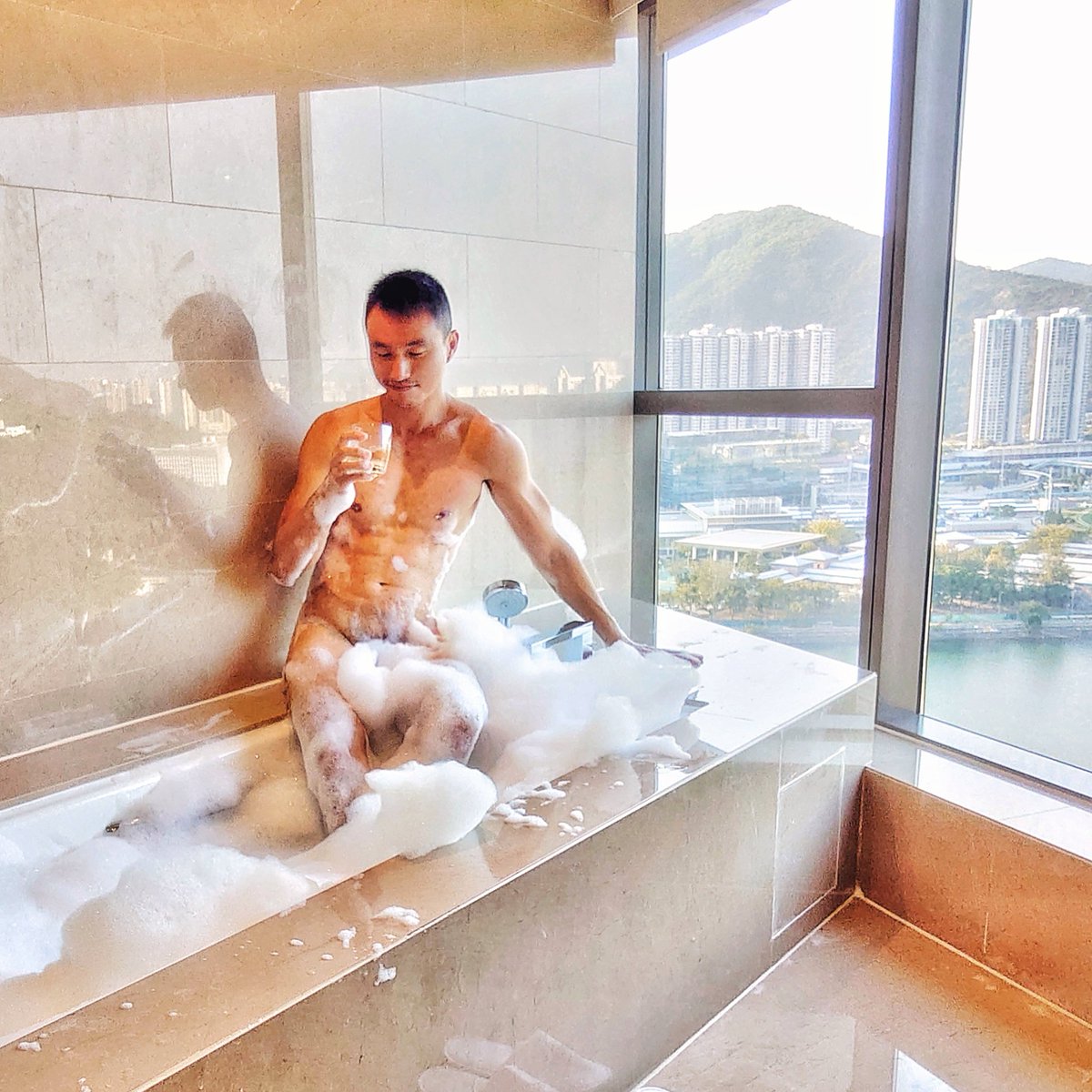 BenniPosenov's tweet photo. My guava sour (whiskey) afternoon!
#chilltime #halfdayoff #escapefromwork
#bubblebathaddict
#ilovebubbly
#guavasour
#classicwhiskey
#drinkdrankdrunk
#callmeolddrunkbastard https://t.co/4IjWncQADu