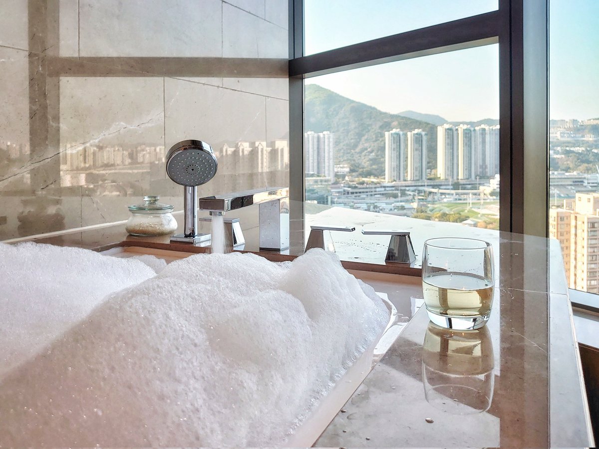 BenniPosenov's tweet photo. My guava sour (whiskey) afternoon!
#chilltime #halfdayoff #escapefromwork
#bubblebathaddict
#ilovebubbly
#guavasour
#classicwhiskey
#drinkdrankdrunk
#callmeolddrunkbastard https://t.co/4IjWncQADu