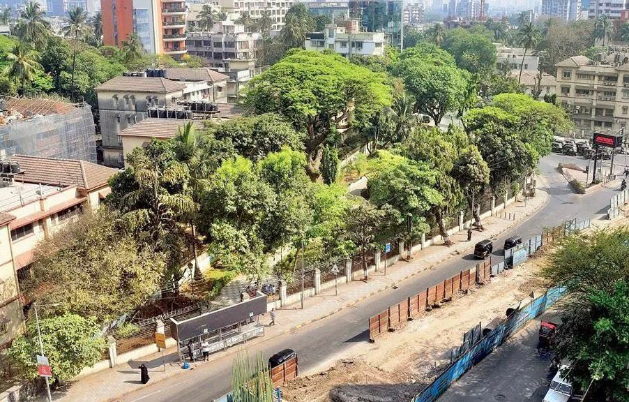 ALM107Bandra's tweet photo. How can a Metro stn b so close 2 a major traffic jxn where SV Rd, Linking Rd &amp; Guru Nanak Rd converge ! This will further flood the junction! In days to come the sea link will further add to traffic ! Scary days @MMRDAOfficial @mybmcWardHW @mybmc @MhatreViru @CommunityBandra https://t.co/Qf1N3NOvPl