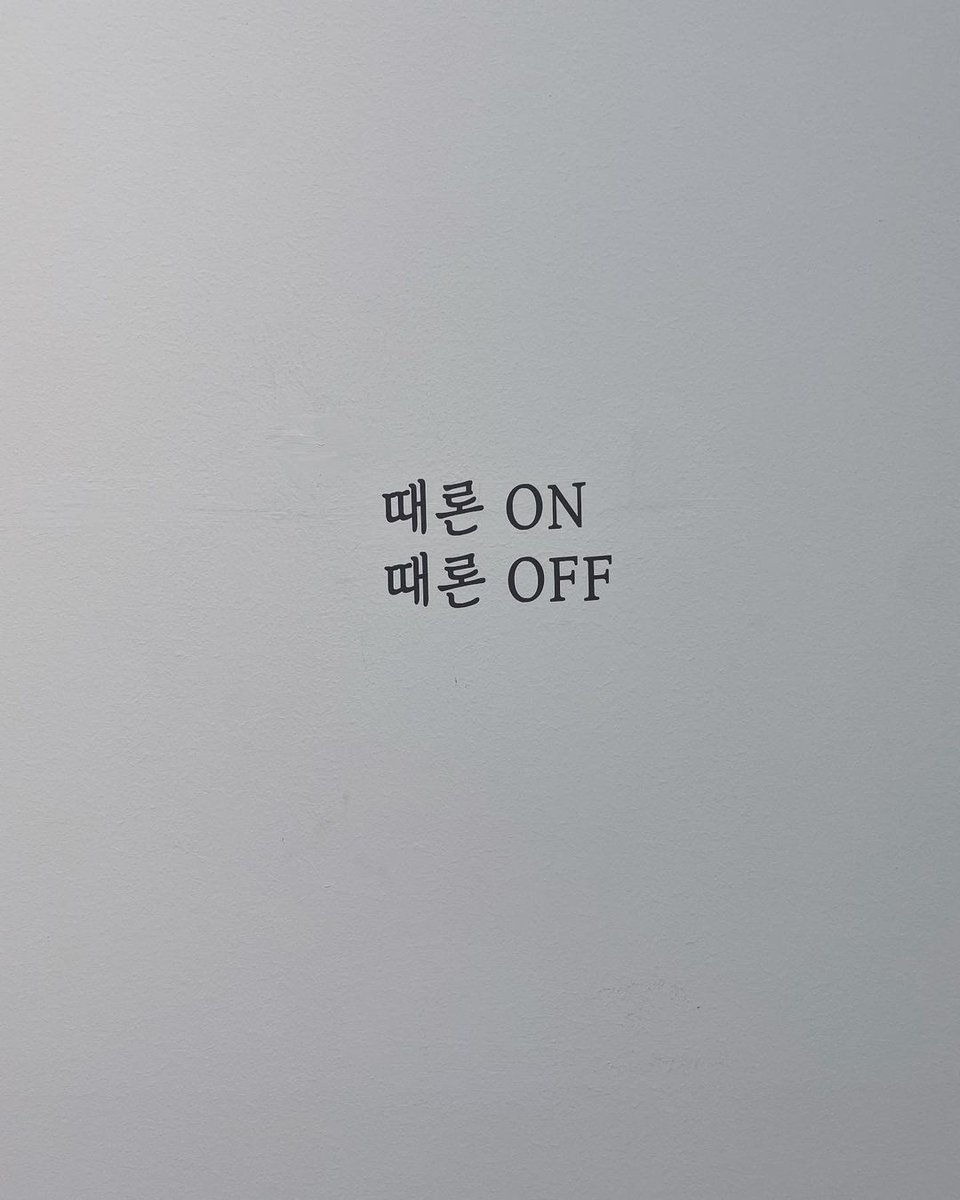 DaraWorld84's tweet photo. [Daraxxi Instagram Post] 
🔗:https://t.co/guwsOL1sHY

Kwangseok~ie fifth exhibition, Congratulations~!!! 🥳🎨 Always a positive vibe, a positive message 😀👍🏻👍🏻👍🏻 
#필독 #Feeldog5thSoloExhibition #CakeForYour_ 🍰

#SandaraPark #산다라박 #Dara #다라 https://t.co/JbbrgREopY