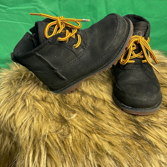 TaylorFoss5's tweet photo. So good I had to share! Check out all the items I'm loving on @Poshmarkapp #poshmark #fashion #style #shopmycloset #vintage #anewday #ugg: https://t.co/2Jz6zl7Rb3 https://t.co/1fnmZ3DtS0