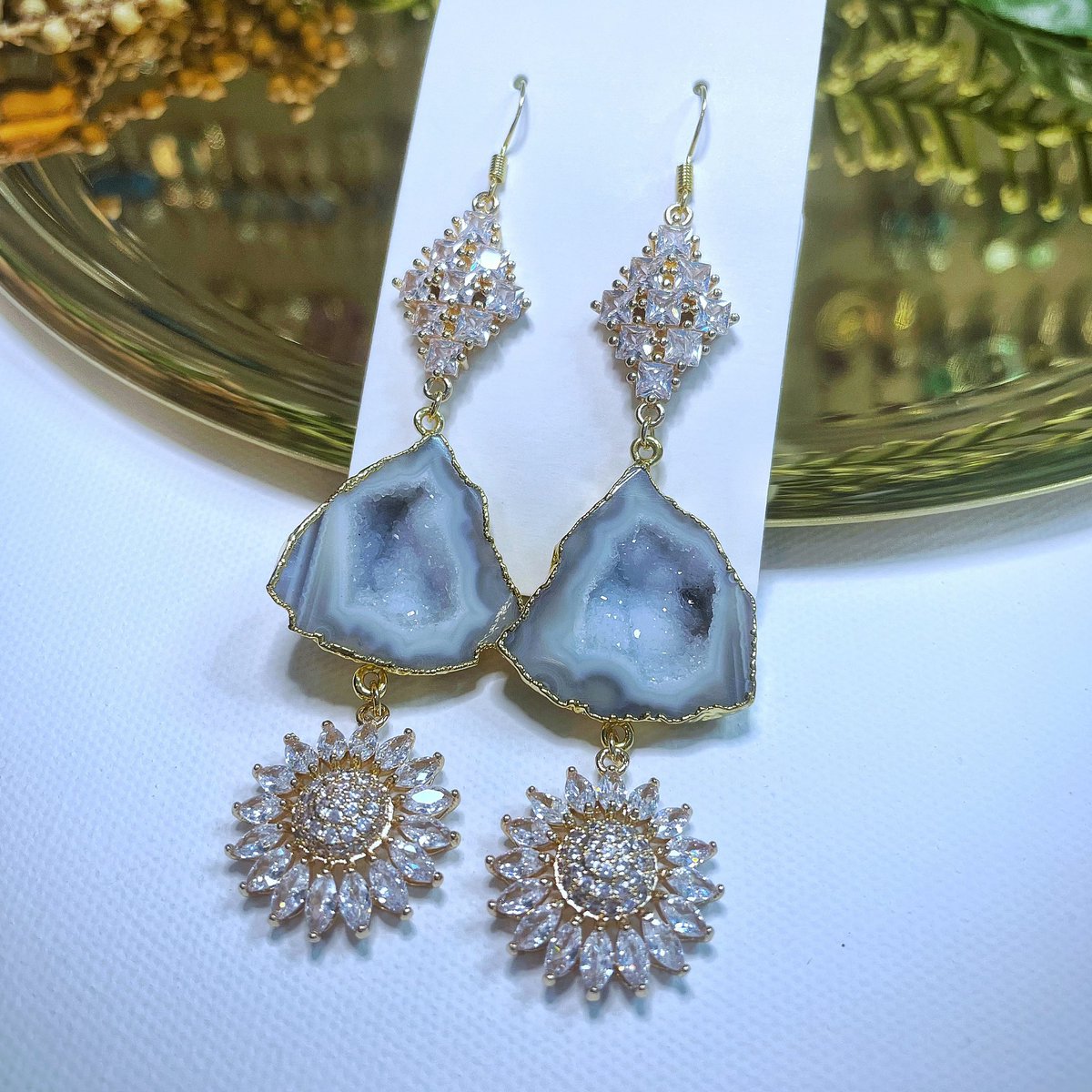 Love this flower geode pair! 🌻🌼✨ For sale! Link in bio! 💕✨

#geodeearrings #crystalearrings #dangleearrings #dropearrings #geodes #goldearrings #crystaljewelry #etsyseller #etsysale #forsale #statementearrings #earrings #crystals #love #geodejewelry #oneofakind #handmade