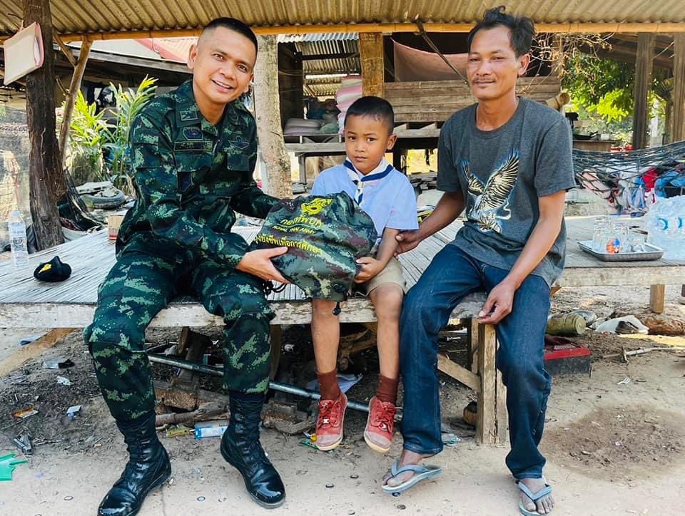 3_INFANTRY_DIV's tweet image. ผบ.พัน.ร.12 ฉก.1 ลงพื้นที่มอบจักรยาน และถุงยังชีพเพื่อการศึกษาให้กับ ด.ช. ชนะสิทธิ์ เชื่อมไธสง นักเรียน รร.บ้านโศกขามป้อม ต.ภูผาหมอก อ.กันทรลักษ์ จ.ศรีสะเกษ ซึ่งเป็นนักเรียนที่เรียนดี แต่มีฐานะยากจน โดยอาศัยอยู่กับบิดาเพียงลำพังและขาดแคลนจักยานสำหรับเดินทางไปโรงเรียน