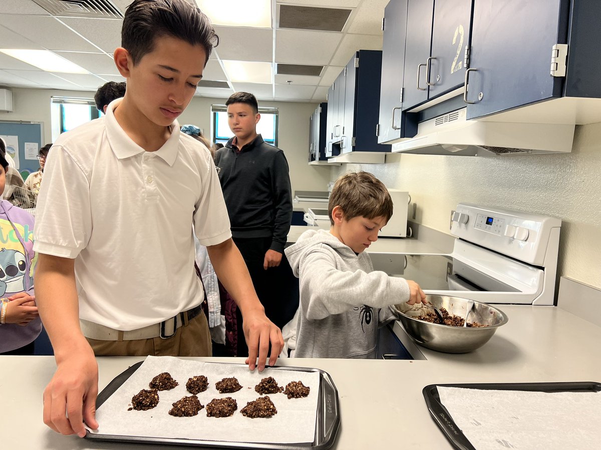Recruiting next year’s culinary arts students from Adobe Acres ES. Our 8th graders were great mentors today. <a href="/MtuccisR/">mtuccis_restaurants</a> <a href="/ABQschools/">Albuquerque Public Schools</a> @Zone2Assoc8 <a href="/SalazarAPSz2/">APSSalazar</a> <a href="/APSEdFoundation/">APS Ed Foundation</a>
