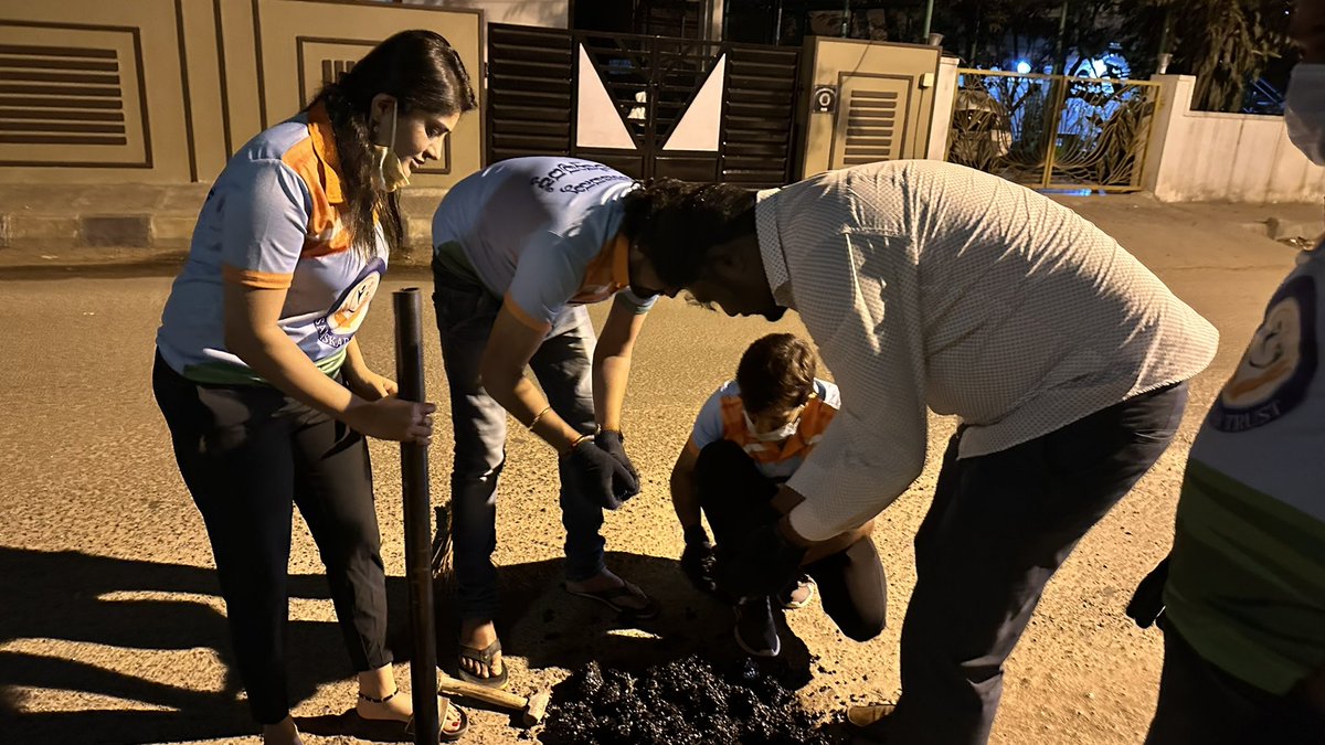 Karunya_oficial's tweet photo. Little things make great difference ! yes, team samakar has taken up pathole filling as a challenge β¦
So please notify us by using #samakartrust & tag us @samskartrust with the pic of pathole near by you which need to be fixed join hands to build a better societyππΌ https://t.co/NXLCRQFhU7