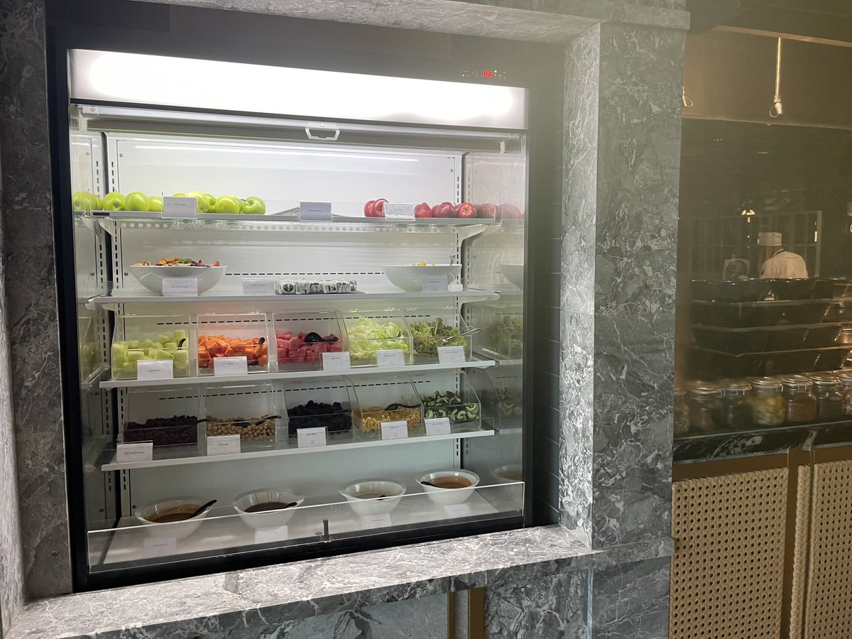 OlgaLy_DIA's tweet photo. Lounge kemarin di Soeta.. kyknya ini lounge terbaik se Indonesa.. makanan ga banyak, tp ada barista dan makanan hangat.. deket gate 5.. Garuda juga makanan ok si.. nasi liwetnya enak.. to interiornya ini lebih bagus.. https://t.co/t36ARYRzOr