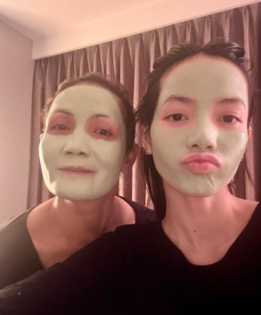 LISANATIONS_'s tweet photo. LISA and Mommy 🥺💛🫶🏻 https://t.co/03S8r1kCvb