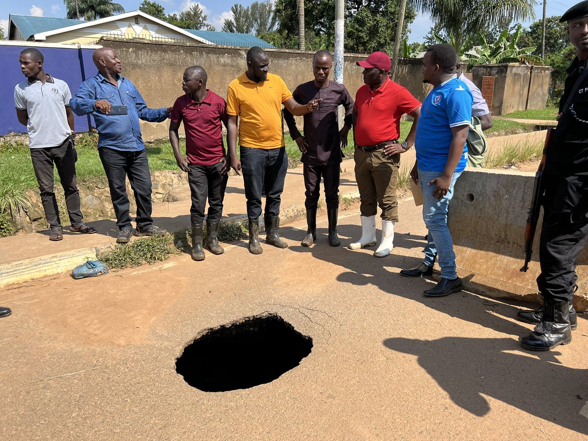 MathiasMpuuga's tweet photo. This road road is in Mbale City, financed by @WorldBank under #USMID project. Roads are done and within 2yrs, they’re gone but the contractors still get fully paid & awarded new contracts!! Who’s bewitching us? 2/2 #AccountabilityAndService #PlenaryUg https://t.co/rDIExl0F5e