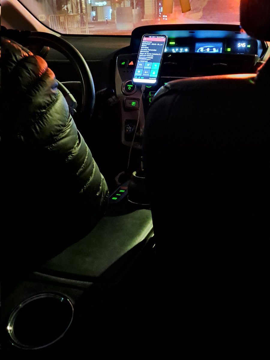 CNDFDEZ's tweet photo. No se han puesto aún las aceras, pero ya camino del aeropuerto de Valencia. Regreso a Asturias con el trabajo bien hecho. Satisfacción completa y algo de sueño 😏 https://t.co/2lcp5tW573
