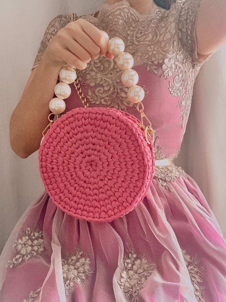 evalabella's tweet photo. ¡Cartera súper chic!
Rompe esquemas y crea tendencia.
Bolsos tejidos a #crochet con #trapillo
Súper fáciles de hacer.
#cursosonline #trapilloadiction #crochetaddict #crochetbag https://t.co/tuzc9IktjI