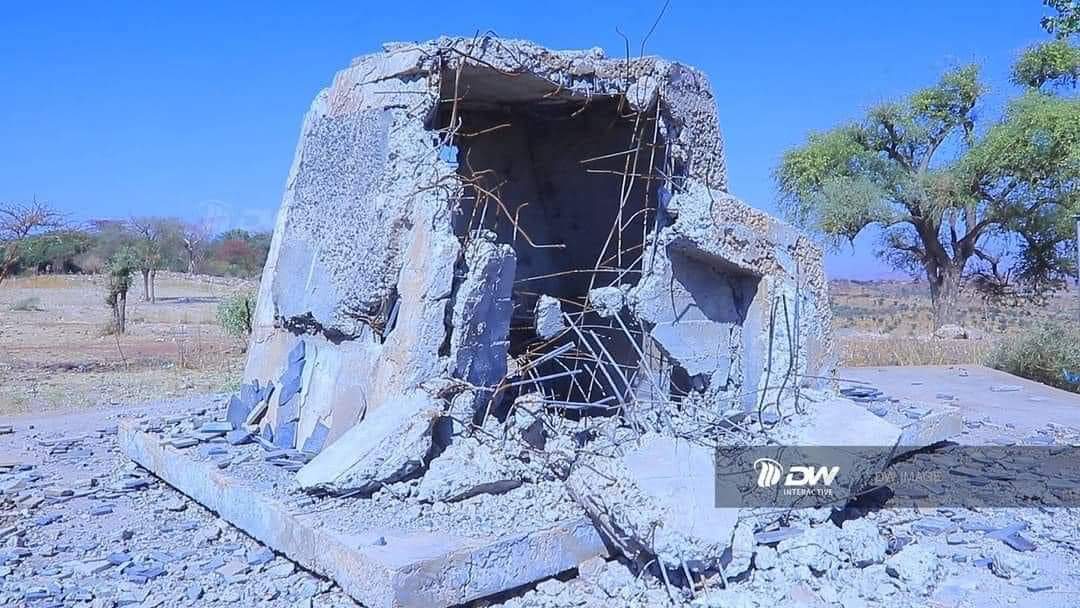 Deramba1's tweet photo. 🗣If barbaric Eritrean troops could do this to a statue, imagine what they did to people 
@POTUS @SecBlinken @USAmbUN 
@antonioguterres  @MikeHammerUSA 
@UNGeneva @VP  @JosepBorrellF       👇👇 https://t.co/r3SLlPqU5Q