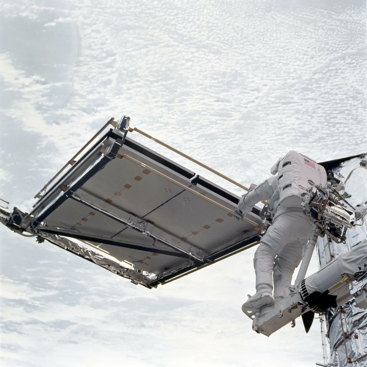 Glaretum's tweet photo. En un día como hoy pero en 2002, ¡la cuarta misión de servicio lanzada al Telescopio Espacial Hubble!

Más información: https://t.co/CVwPlRqssB 
#Hubble #explorationspace #astronomy #Glaretum
~Antares https://t.co/H7lmgVXAqB