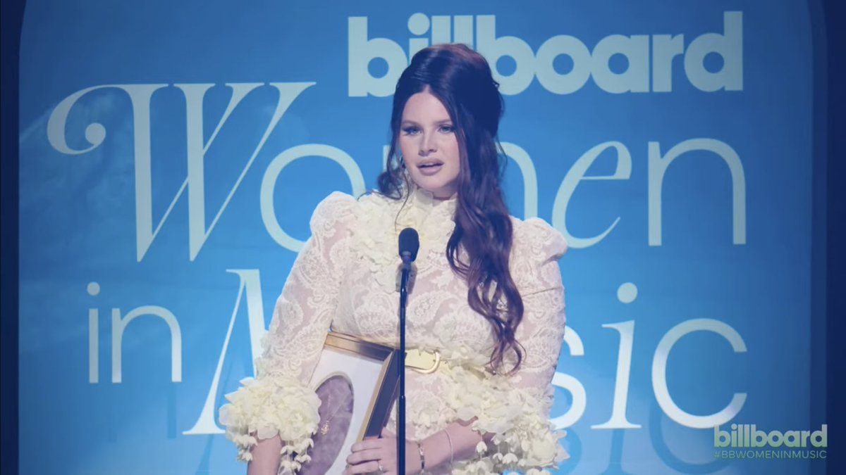 PopBase's tweet photo. Lana Del Rey accepting the Visionary Award at Billboard’s Women In Music event. #BBWomenInMusic https://t.co/p0DhpUdlN7