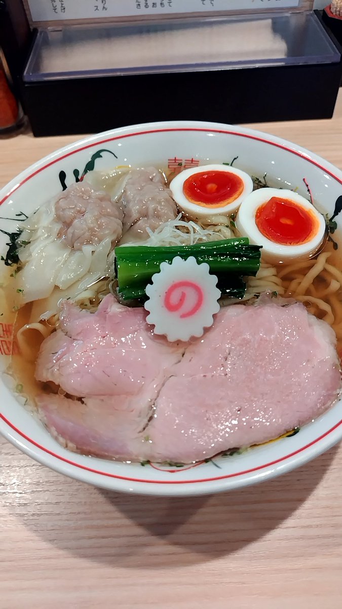 good_hawk's tweet photo. 水原製麺＠仙台市青葉区一番町１丁目

山椒ラーメン中盛 肉ワンタン味玉TP

なんかにし乃と似てるなぁ〜、特になるとの模様と店内でずっと乃木坂の曲かかっているところ…と思って調べたら暖簾分けでした。味はにし乃より山椒感弱めで甘めのスープ。麺ツルツルで、ワンタンは肉感強め。おいしいです。 https://t.co/9lYxyZ2MvA