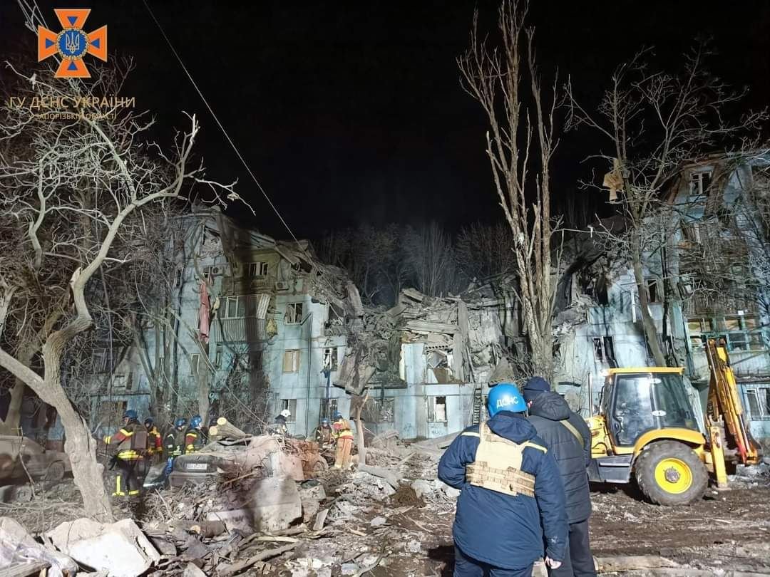 OstapYarysh's tweet photo. ‼️ Missile strike on a residential building in Zaporizhzhya, #Ukraine. Russia carried out the attack in the middle of the night when people were sleeping. At least 2 dead, 8 more wounded. A number of people remain under the rubble. https://t.co/HlRPpPgDWS