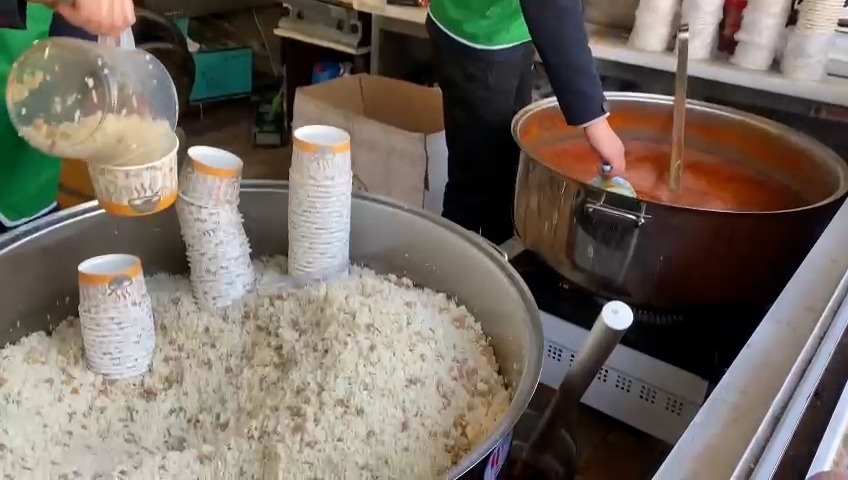 FatihFoundation's tweet image. Fatih Foundation, along with its partnered organizations, is distributing hot meals among earthquake victims. 

📌Adiyaman, Turkiye 

Donate Online: fatihfoundation.com/donate

#TurkeySyriaEarthquake #deprem #helpinghumanity #earthquake2023