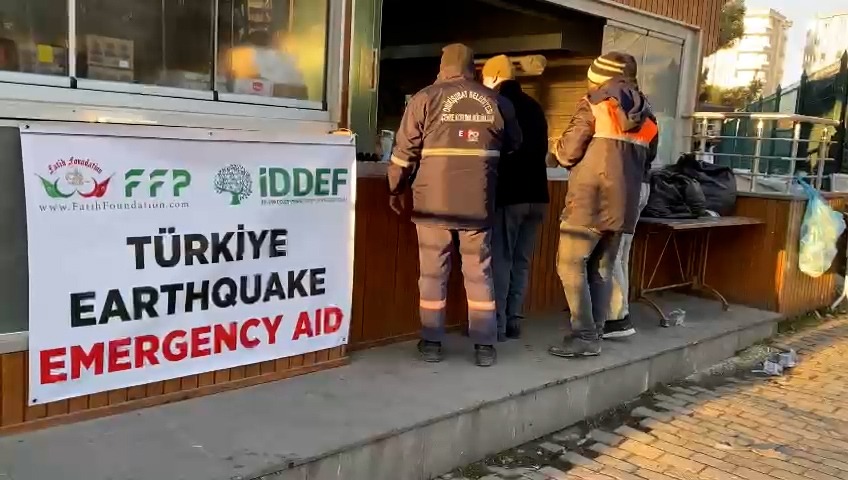 FatihFoundation's tweet image. Fatih Foundation, along with its partnered organizations, is distributing hot meals among earthquake victims. 

📌Adiyaman, Turkiye 

Donate Online: fatihfoundation.com/donate

#TurkeySyriaEarthquake #deprem #helpinghumanity #earthquake2023