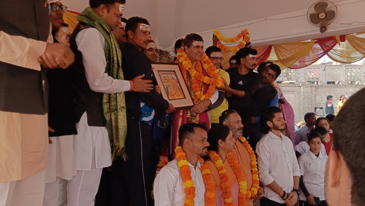 Awadheshyogi2's tweet photo. ओम आज अस्सी घाट पर पतंजलि के मुख्य प्रभारी दो महारथियों के बीच  हरियाणा आयुष मंत्रालय के माननीय आदरणीय जयदीप जी आर पतंजलि के केंद्रीय प्रभारी आदरणीय राकेश मित्तल जी जिसे हम लोग बजरंगबली के रूप में देखते हैं यह दोनों महारथियों के बीच बच्चों का योग प्रतियोगिता में बच्चों को उत्साहव https://t.co/aDQjLtBmQP