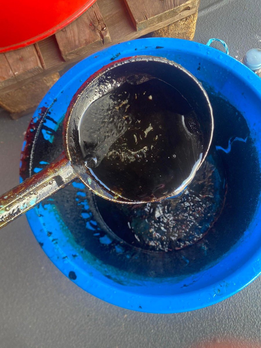 maracepeda's tweet photo. PH Coast Guard says industrial oil is now spilling into the waters off the coast of Oriental Mindoro following the sinking of a motor tanker loaded with 800k liters of oil last Tues. The DENR warned the oil spill threatens up to 21 protected marine areas. 📷 PCG https://t.co/2DXLUExsry