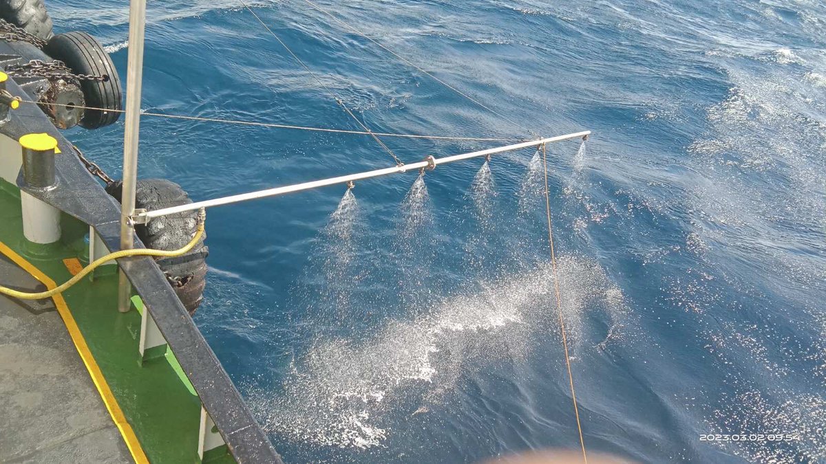 maracepeda's tweet photo. PH Coast Guard says industrial oil is now spilling into the waters off the coast of Oriental Mindoro following the sinking of a motor tanker loaded with 800k liters of oil last Tues. The DENR warned the oil spill threatens up to 21 protected marine areas. 📷 PCG https://t.co/2DXLUExsry