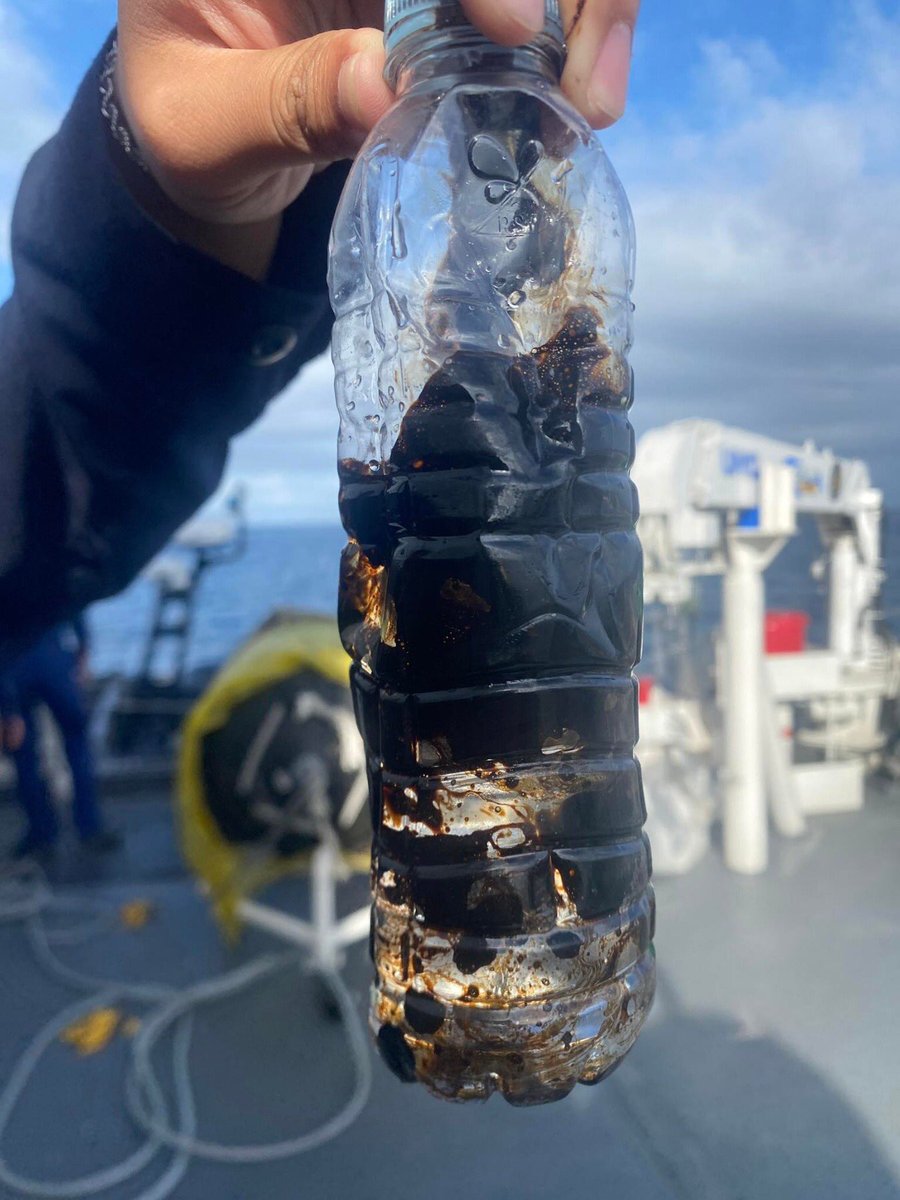 maracepeda's tweet photo. PH Coast Guard says industrial oil is now spilling into the waters off the coast of Oriental Mindoro following the sinking of a motor tanker loaded with 800k liters of oil last Tues. The DENR warned the oil spill threatens up to 21 protected marine areas. 📷 PCG https://t.co/2DXLUExsry