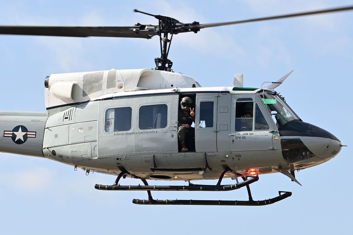 modelight329's tweet image. 2023/03/02
午前中、横田基地に寄ってみました。UH-1NのアニキがＶサインをくれました😆ATIは逆ラン、ハゲしく塗装ハゲのハーク、シロクマタンカーを撮って帰宅😀
#横田基地　#RJTY