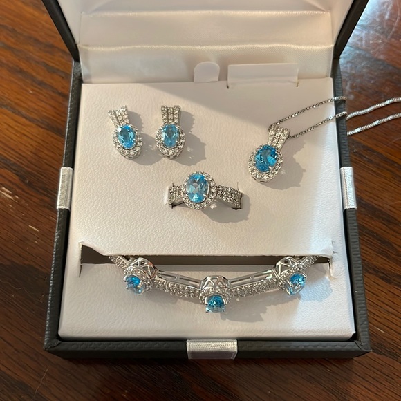 So good I had to share! Check out all the items I'm loving on <a href="/Poshmarkapp/">Poshmark</a> #poshmark #fashion #style #shopmycloset #teanrose: posh.mk/GDo6ARMEPxb