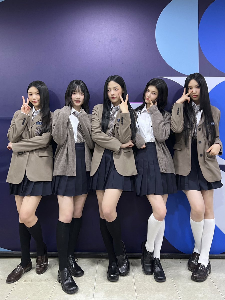 kicminji's tweet photo. Not only 'OMG' we also perform 'Ditto' today! And it was our first time hearing bunnies' fan chants, I can tell you that it was so nice to be on stage with you. Since we won the awards together, congratulations to all of you too. NewJeans will continue to work hard. 𓏲 ๋ ꕤ ۰⸼ https://t.co/aOiyX9Oxir