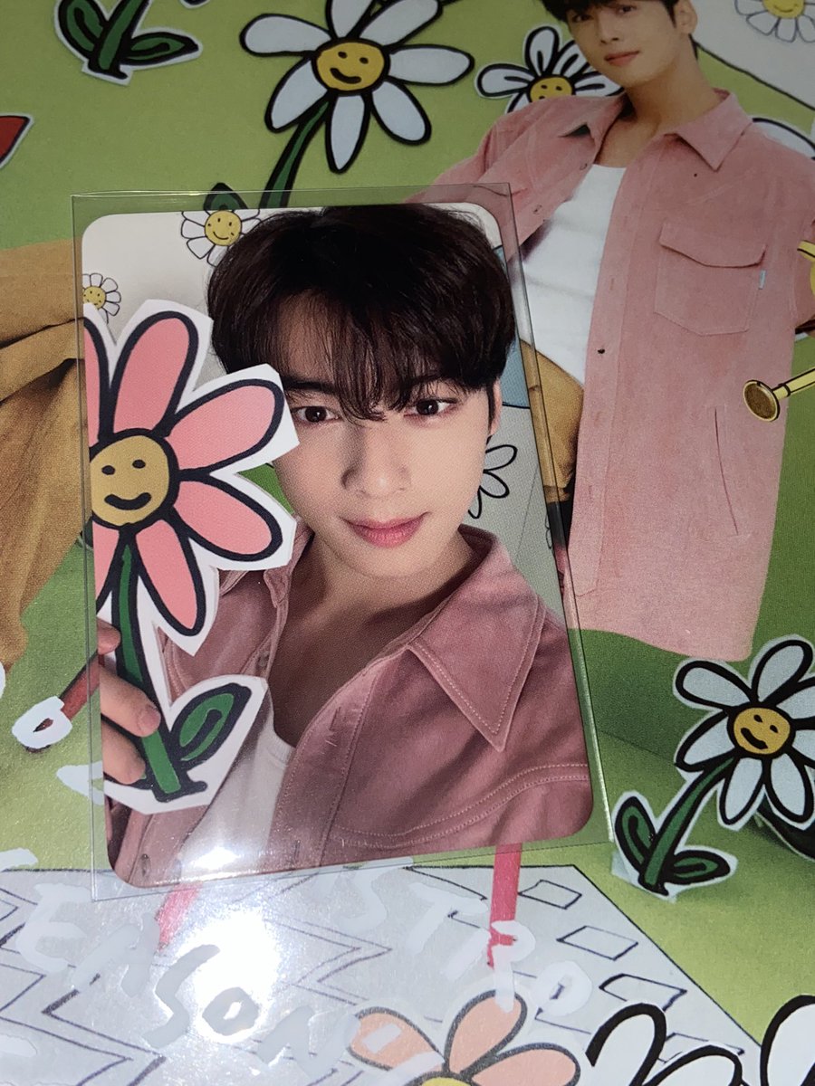 katoukambe's tweet photo. super happy to have gotten my eunwoo sg and blanket it’s seriously super cozy !! also grateful for the trading card giveaway and for the pob that i wanted 🫶😭 tysm @arohabeargo https://t.co/u0kZIOoIVq