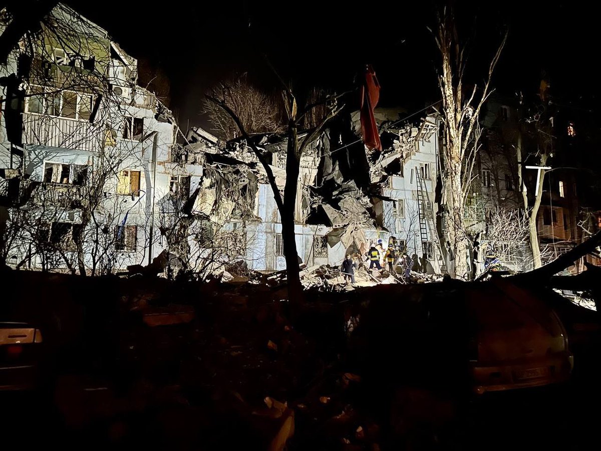 BackAndAlive's tweet photo. ❗Night missile attack on Zaporizhzhya: Russian war criminals destroyed a residential building😡
Zaporizhzhya military administration reports 3 dead.

All emergency services are on site.  9 people have rescued from the rubble, a pregnant woman among them

Photo: Zaporizhzhya RMA https://t.co/pVXZtsEuGh